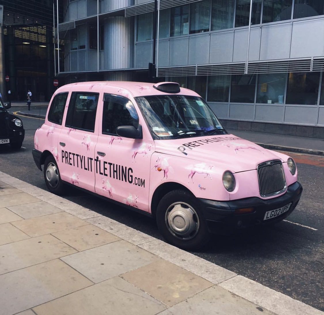 Цвет такси. Pink Taxi такси. Цветочное такси. Такси окрас.